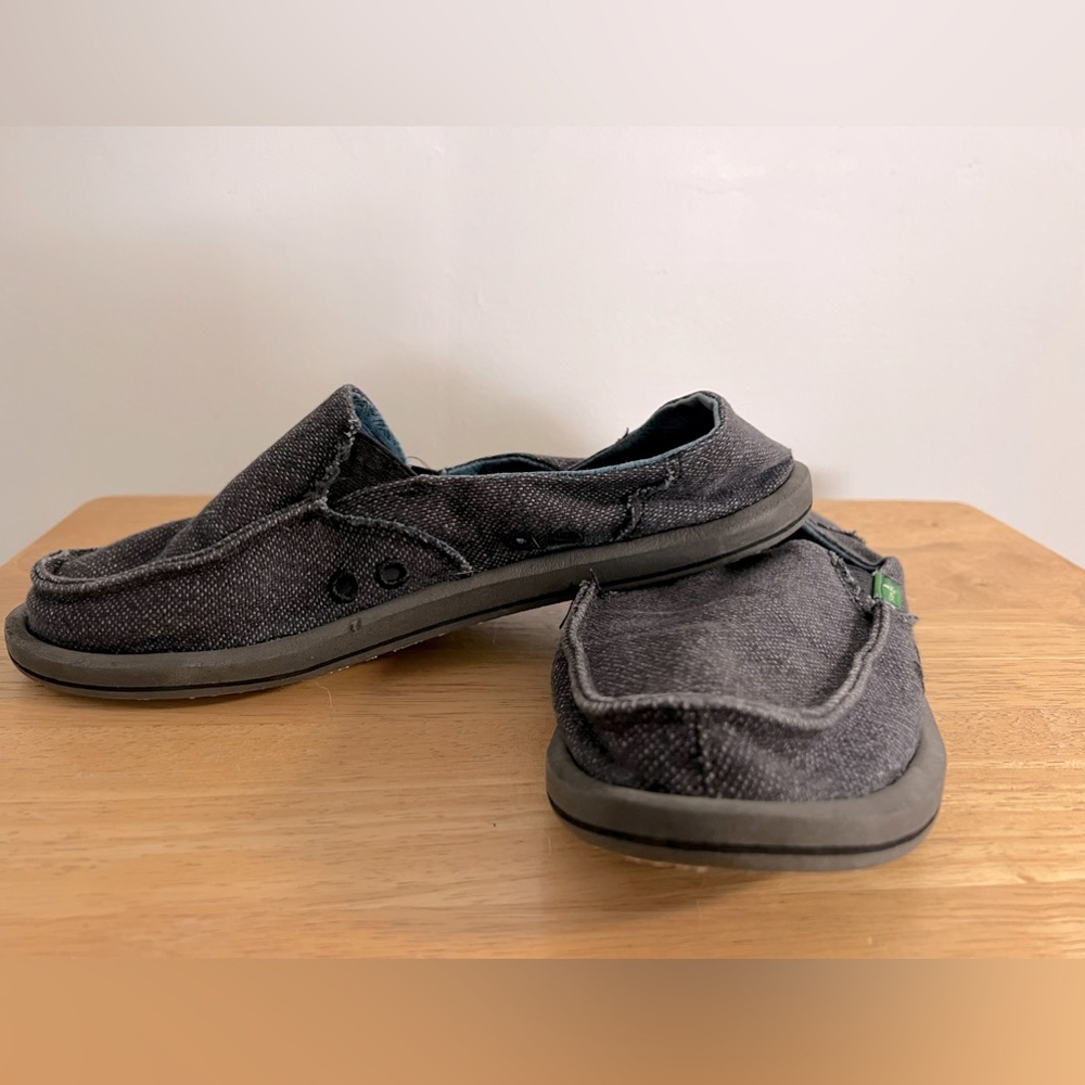Sanuk slides in a Jean material. Light weight. Were only used as house shoes.